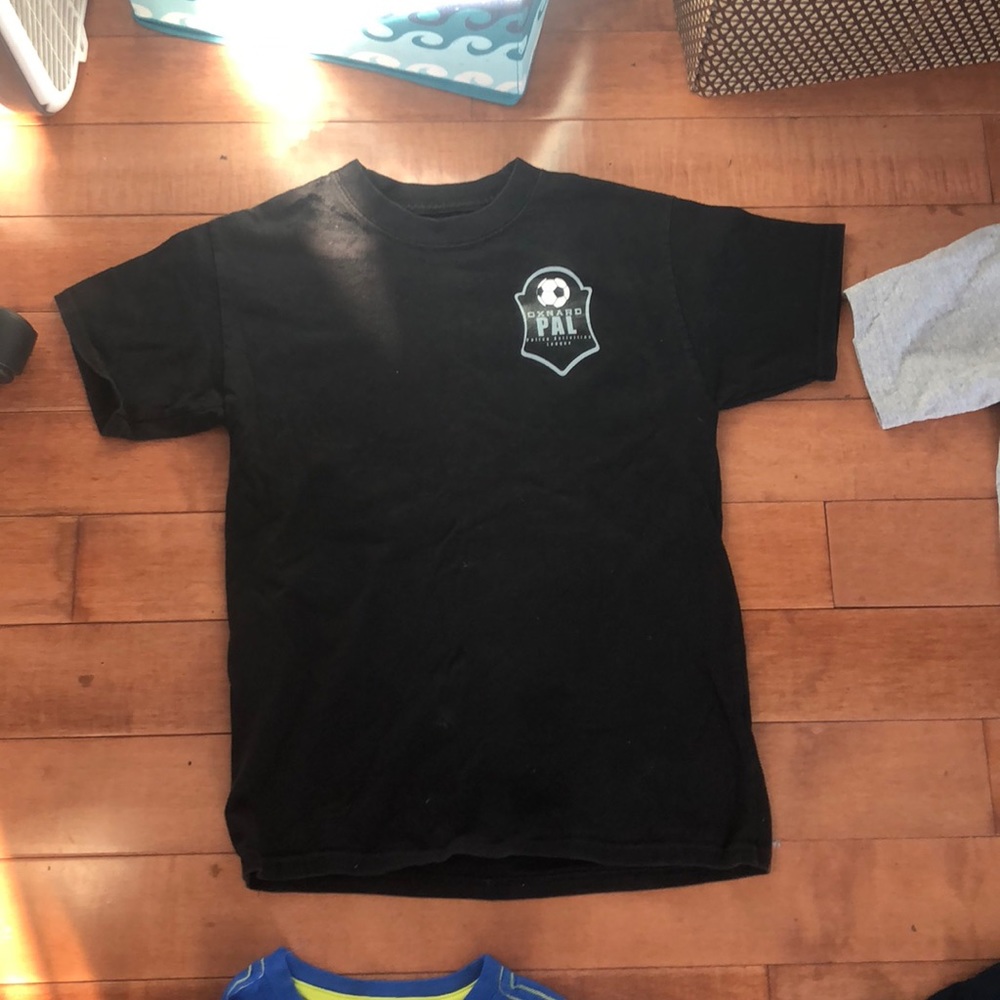 8 kids assorted t shirts.